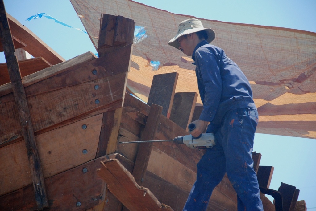 Với thâm niên hơn 40 năm trong nghề đóng tàu, ông Lê Khoan, cho biết, nghề đóng tàu cá luôn phải đối mặt với vất vả, nặng nhọc, nhưng bù lại cho thu nhập cao. 