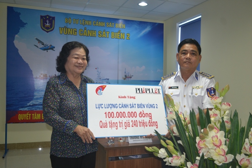 Nguyen Pho Chu tich nuoc trao qua cho Canh sat bien hinh anh