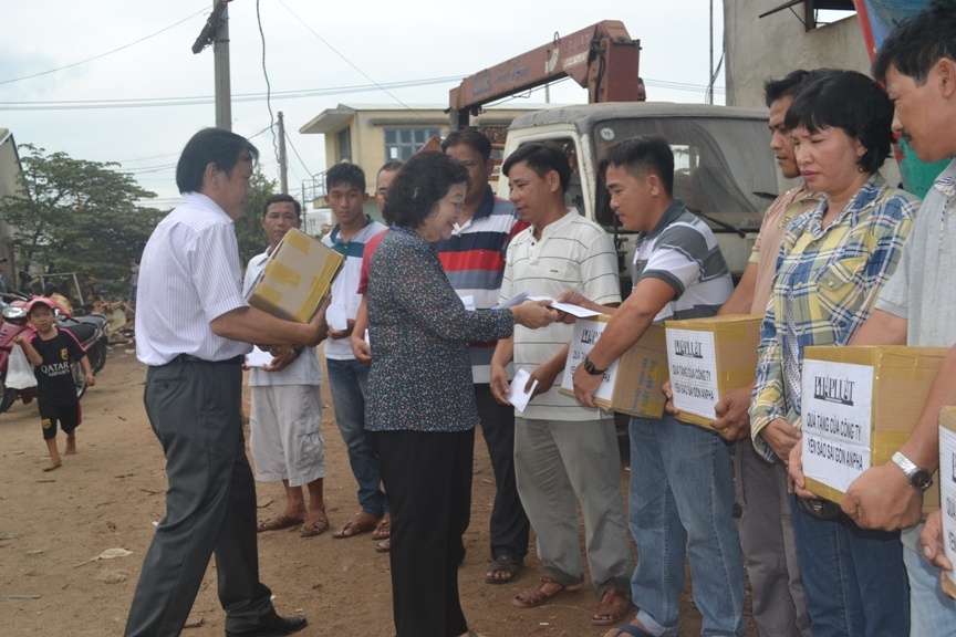 Bà Trương Mỹ Hoa trao quà cho các ngư dân