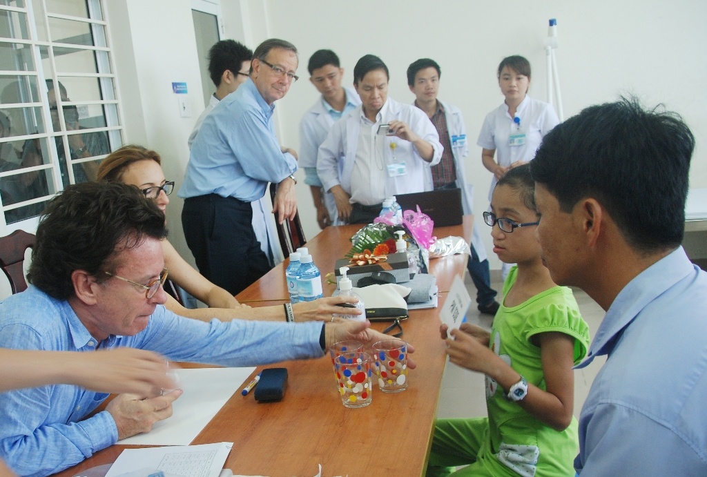 Tai tao bo phan sinh duc cho 12 em nho hinh anh