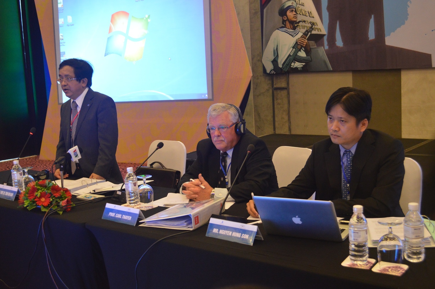 Còn giáo sư Carlyle A Thayer, Học viện Quốc phòng Úc cũng cho rằng, bài học rút ra tư việc Trung Quốc dùng vũ lực đánh chiếm trái phép quần đảo Hoàng Sa, Trường Sa là Trung Quốc nhân cơ hội tận dụng các thay đổi trong cán cân chiến lược để đẩy nhanh các yêu sách về lãnh thổ ở biển Đông.