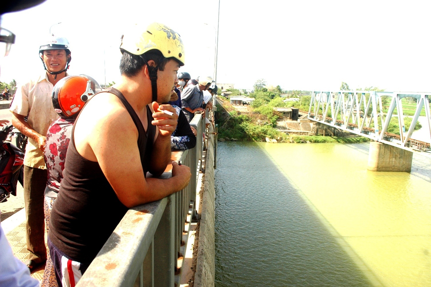 Nam sinh vua tot nghiep lop 12 nhay cau tu tu hinh anh