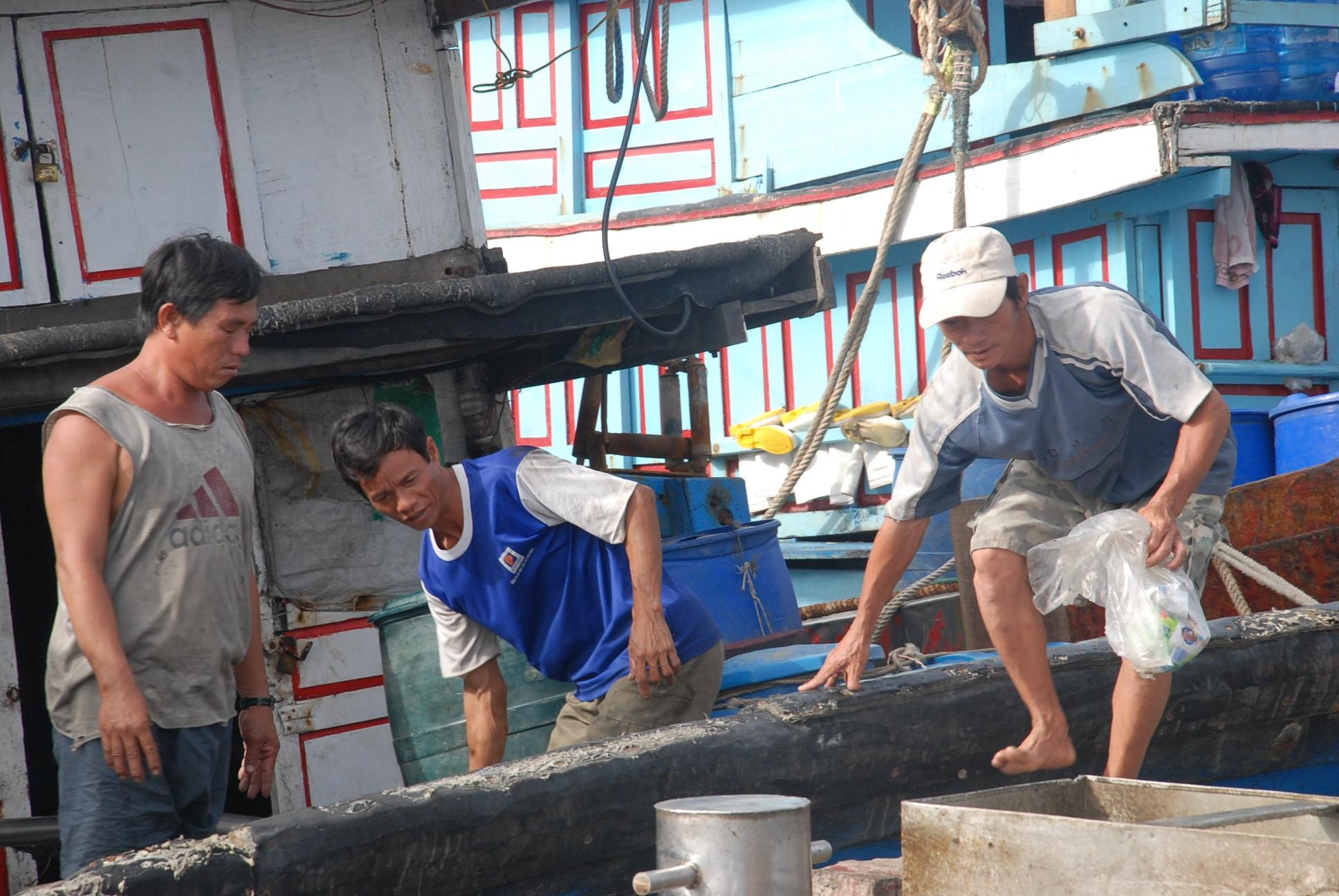 Dù Trung Quốc liBất chấp việc các tàu TQ liên tục hung hăng quấy phá nhưng các ngư dân miền Trung vẫn thẳng hướng Hoàng Sa đánh bắt hải sản