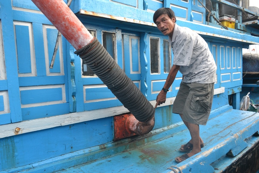 Ông Phan Đức Mười cho biết, dù tàu cá ĐNa 90351 liên tục bị tàu Trung Quốc tông va nhưng tàu của ông vẫn trở về đất liền an toàn với các khoang tàu đầy ắp cá tôm