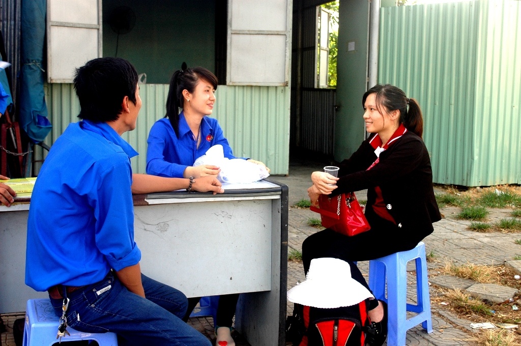 Dù trời nắng nóng nhưng các tình nguyện viên vẫn rất vui vẻ tư vấn cho sĩ tử