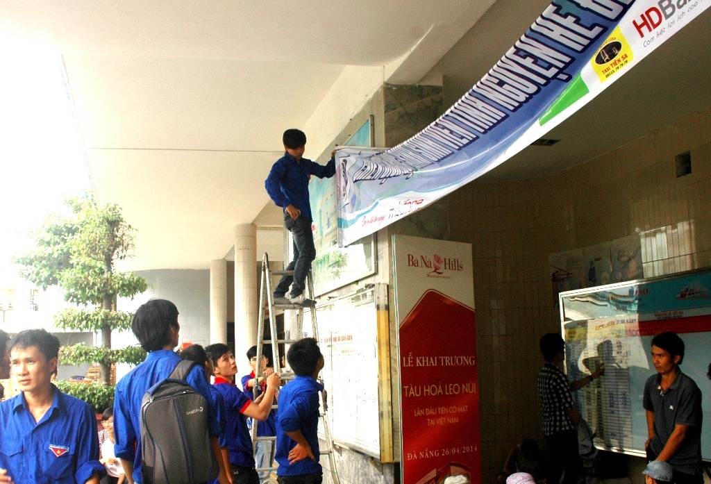 Từ sáng sớm, đội tình nguyện đã có mặt để chuẩn bị cho công tác Tiếp sức mùa thi tại bến xe, nhà ga