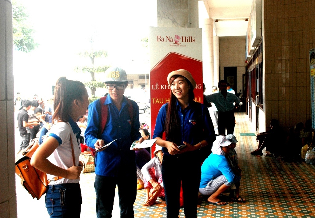 Các tình nguyện viên có mặt tại Ga Đà Nẵng từ rất sớm để tư vấn cho các sỹ tử