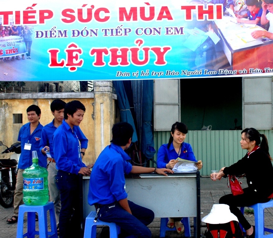 Sinh vien tinh nguyen Da Nang ra quan tiep suc mua thi hinh anh