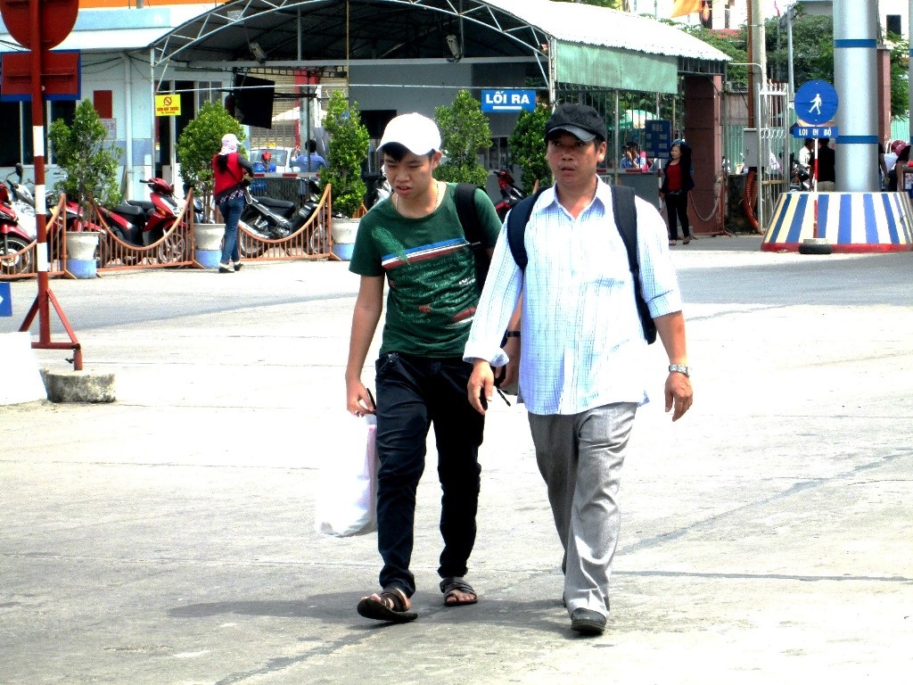 Các phụ huynh và sỷ tử cho biết, họ rất vui mừng khi vừa đặt chân xuống Đà Nẵng được các tình nguyện viên tận tình giúp đỡ