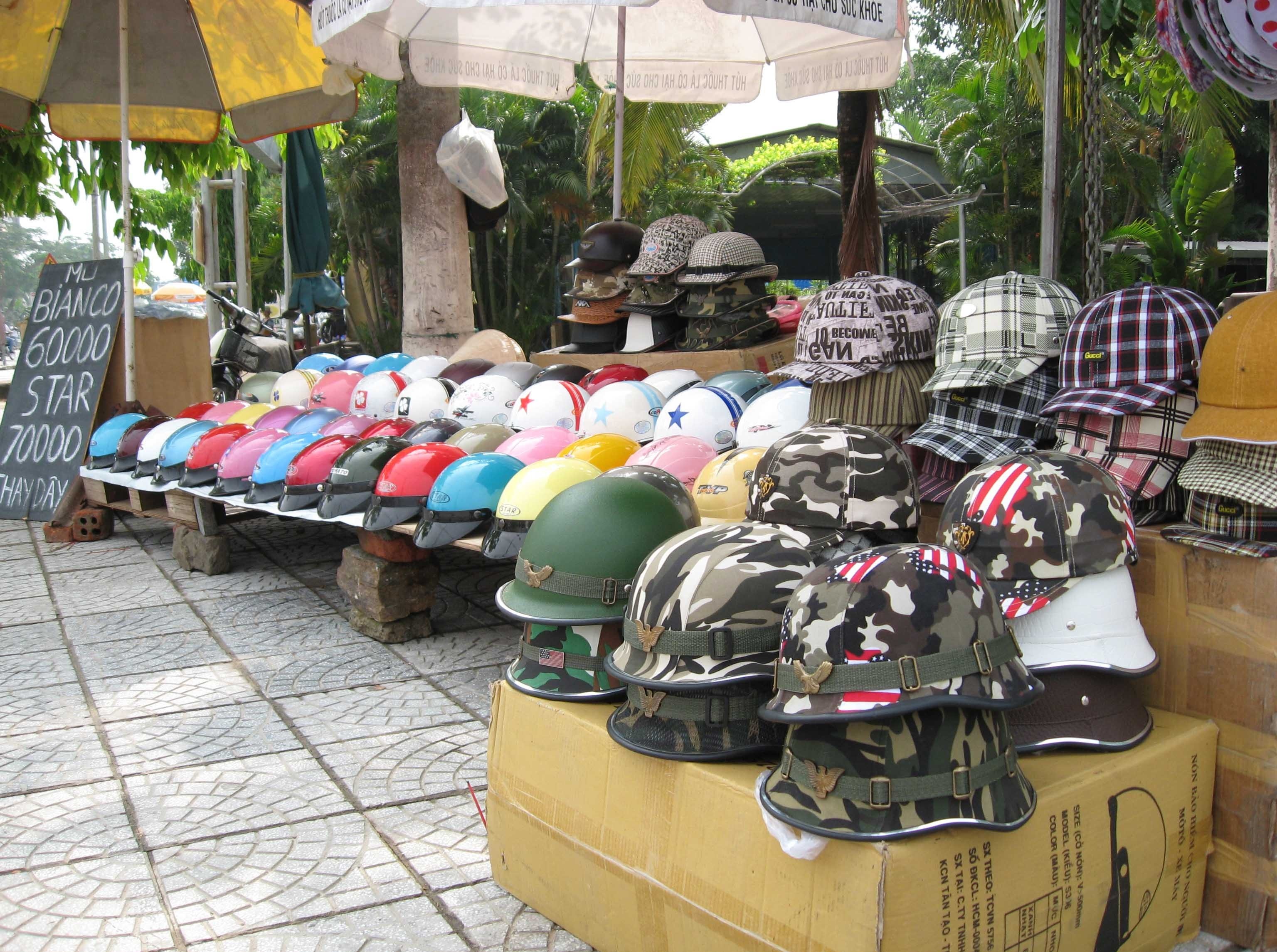 Da Nang chua xu phat nguoi dan doi mu bao hiem dom hinh anh