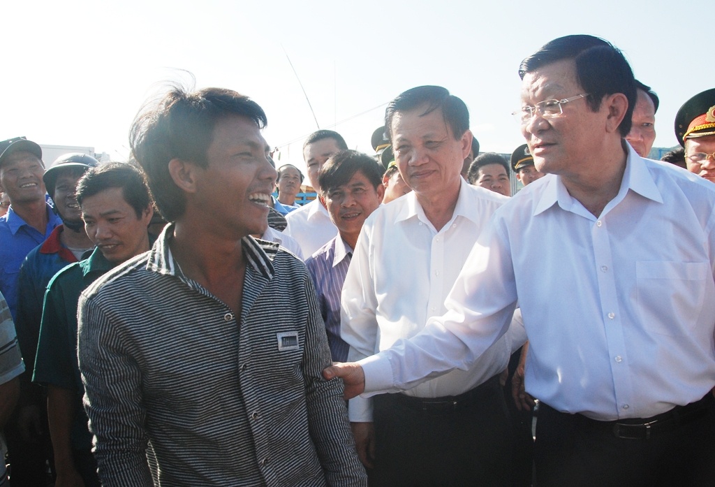 Chủ tịch nước trương Tấn Sang ra tận cảng cá động viên ngư dân yên tâm bám biển