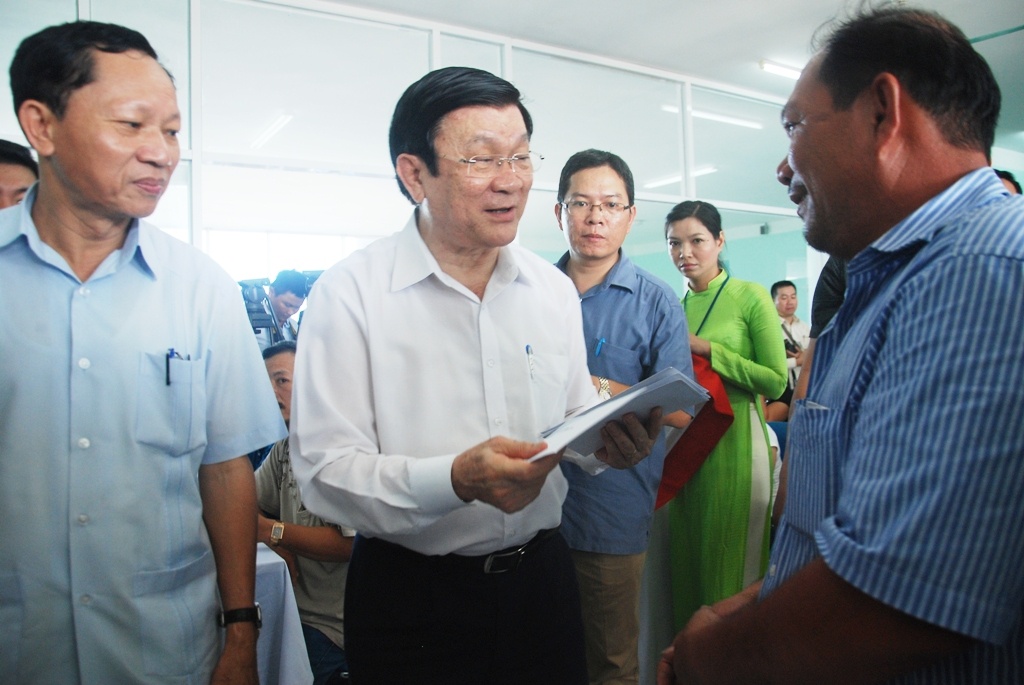 Chủ tịch nước tặng quà cho các ngư dân Đà Nẵng