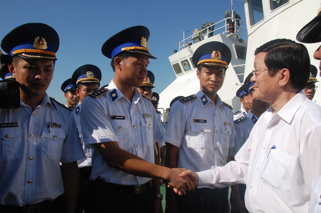 Chủ tịch nước xuống tàu động viên tập thể cán bộ, chiến sỹ CSB