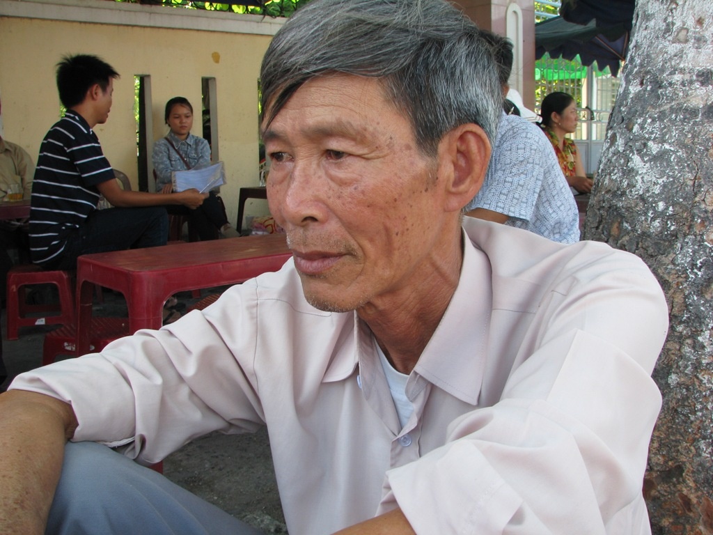 Ong ngoai cho chau bang xe may vuot 200 km de di thi hinh anh