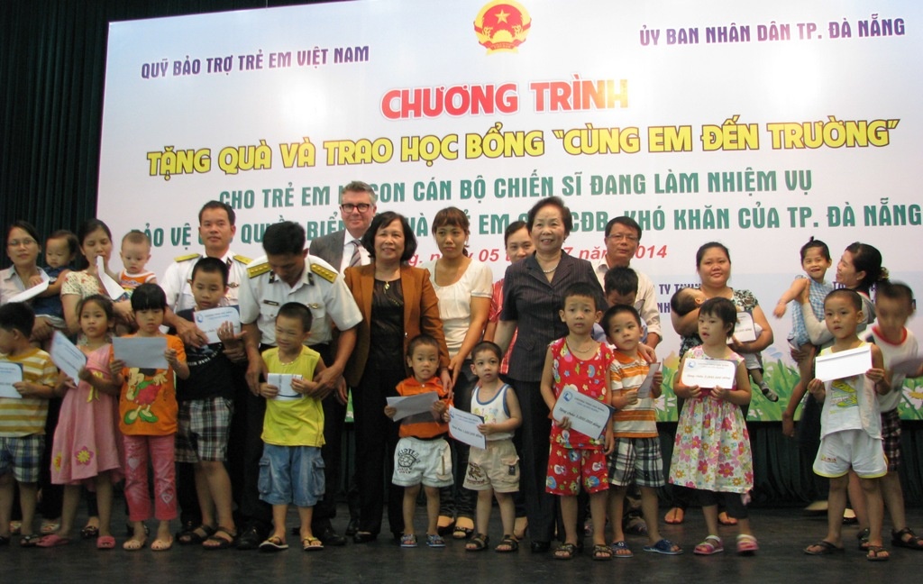 Phó chủ tịch nước Nguyễn Thị Doan đã trao 140 suất học bổng “Em không phải bỏ học” cho các em HS trên địa bàn TP Đà Nẵng.
