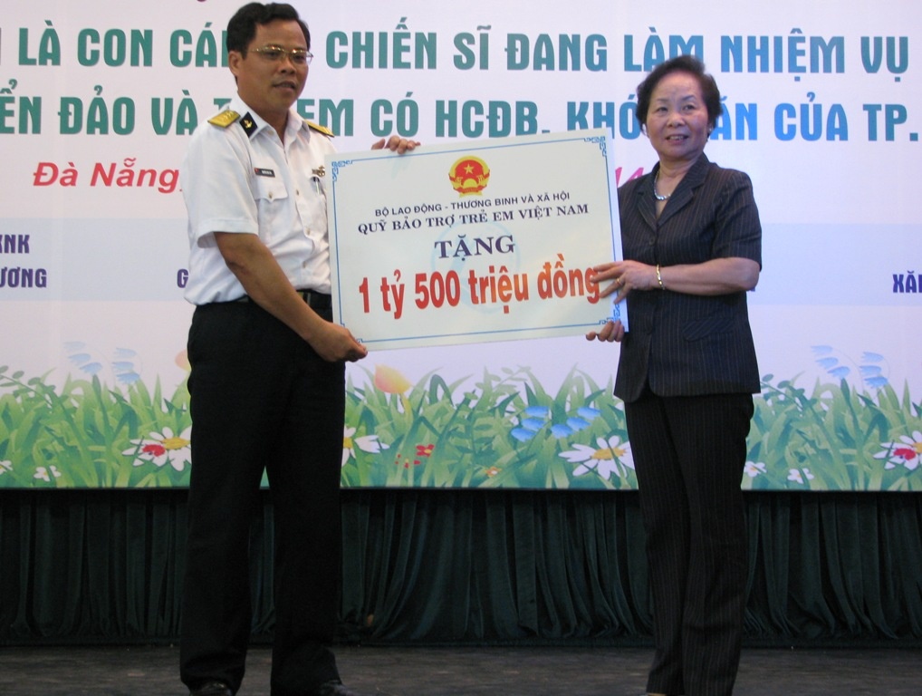 Pho chu tich nuoc trao hoc bong cho con em chien si Hoang Sa hinh anh