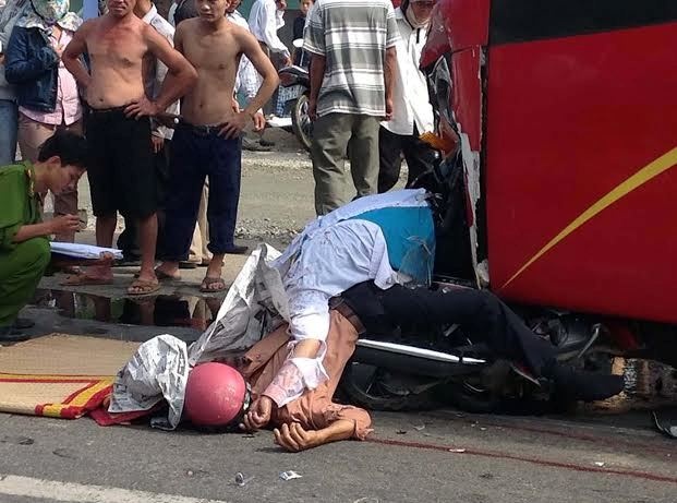 Di an cuoi ve, anh em chet tham sau cu tong xe khach hinh anh