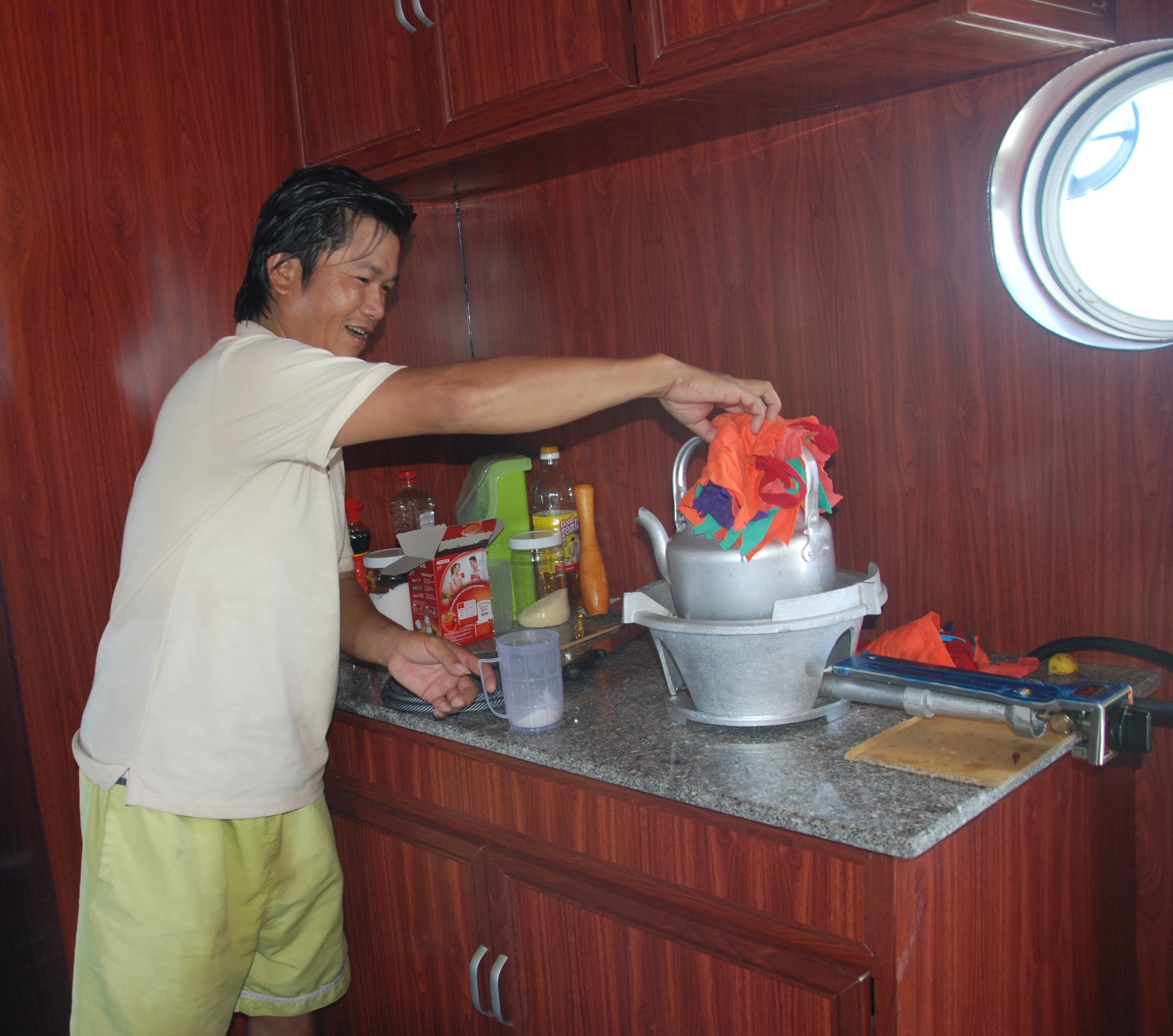 Khu vực bếp trên tàu