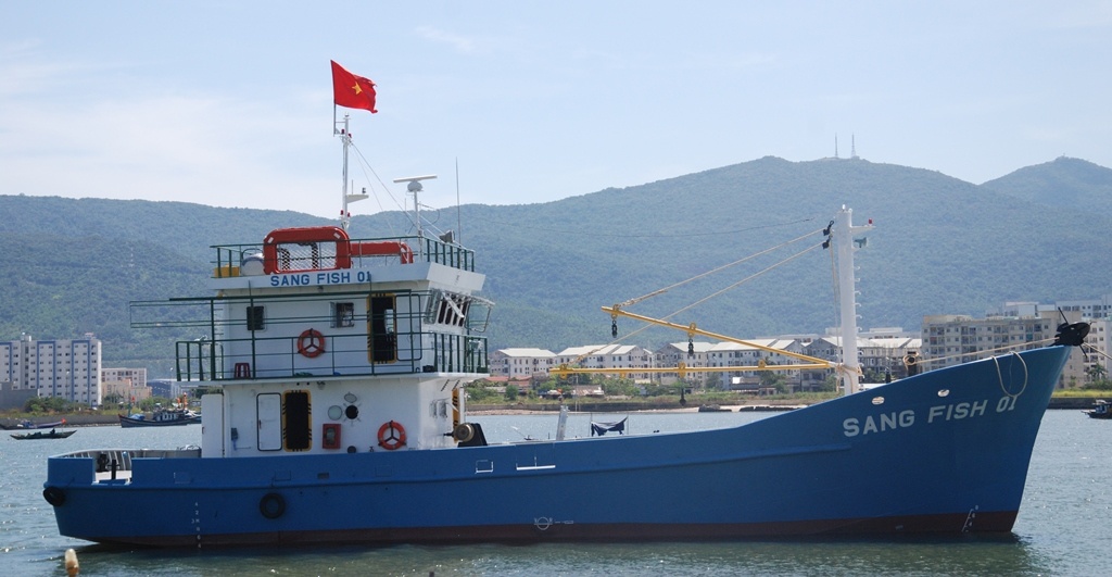 Ben trong tau vo sat khung cua ngu dan Da Nang hinh anh