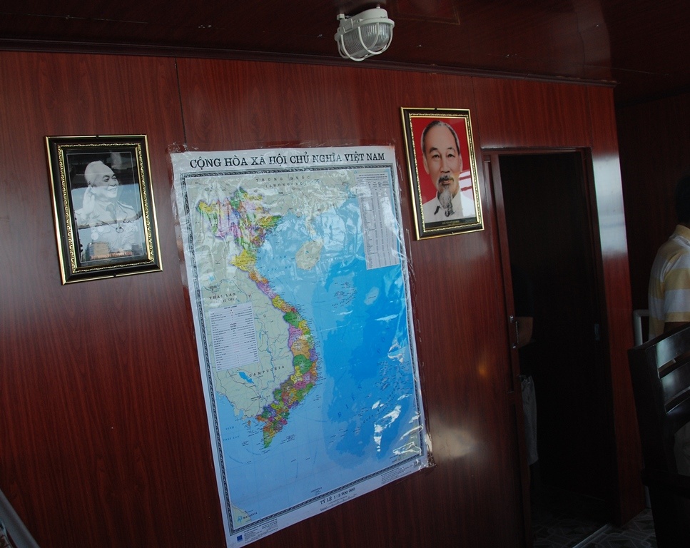 Ảnh bác Hộ và bác Võ Nguyên Giáp cùng với bản đồ Việt Nam luôn được treo ở phần trang trọng nhất của con tàu
