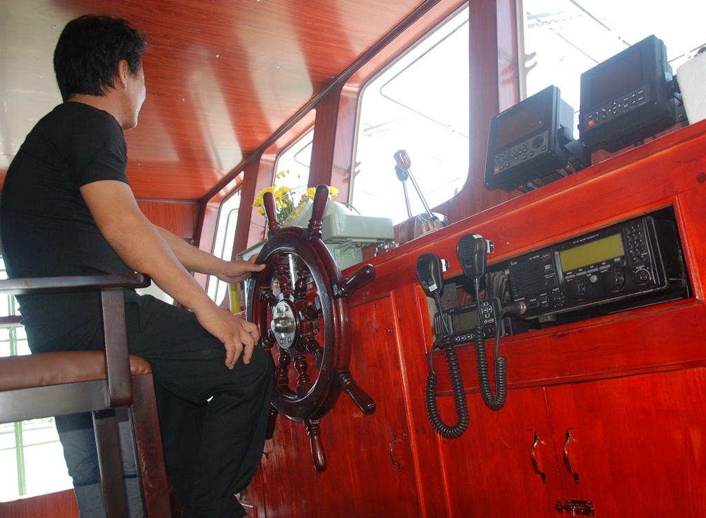 Trong khoang lái, tàu được trang bị đầy đủ thiết bị hàng hải hiện đại như hệ thống ra đa, máy định vị, phao vô tuyến chỉ báo sự cố, thiết bị cứu hỏa, y tế. 