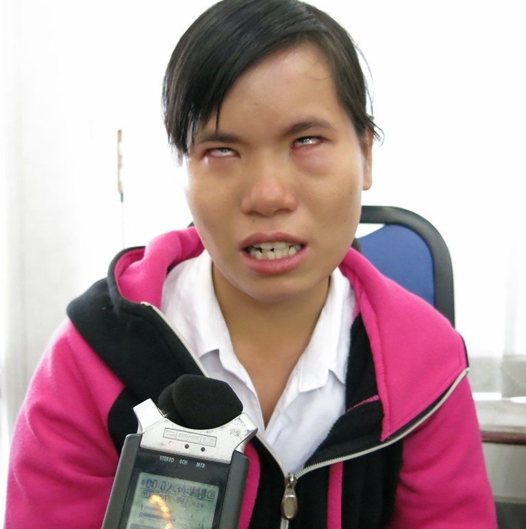 Bị khiếm thị, gia cảnh khó khăn, cha mẹ già yếu, bệnh tật, nhà đông anh chị em nhưng Thủy rất ham học.