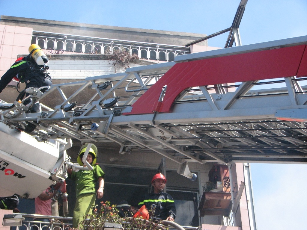 Cảnh sát Phòng cháy chữa cháy (PCCC) thành phố Đà Nẵng đã huy động 8 xe chữa cháy, 2 xe cứu nạn, cứu hộ và 2 xe thang cùng với khoảng gần 100 cán bộ, chiến sĩ có mặt tiếp cận hiện trường. 