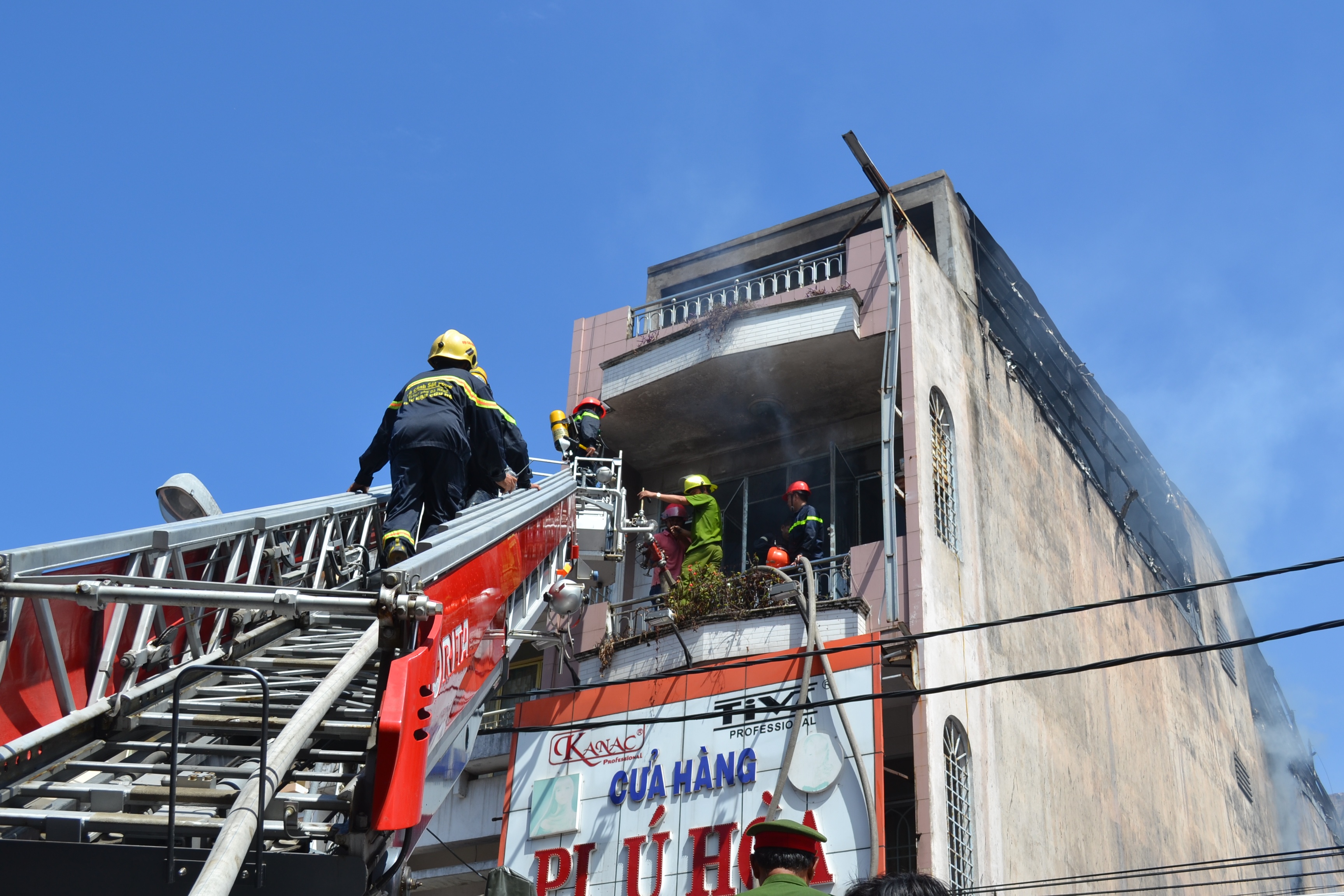 6 canh sat kiet suc khi dap tat dam chay giua trua nang hinh anh