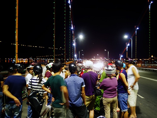 Thieu phu 9X nhay cau Thuan Phuoc tu tu hinh anh