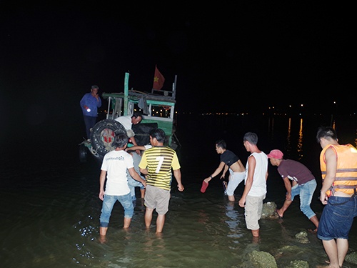 Lực lượng cứu hộ cùng với thợ lặn tìm kiếm thi thể nạn nhân