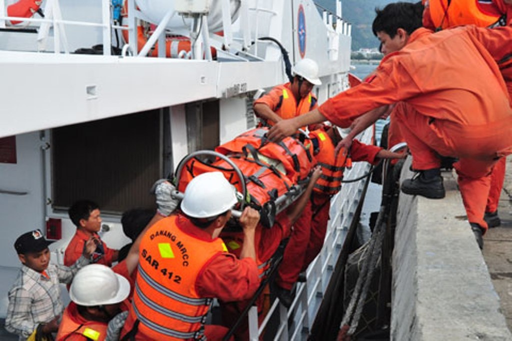 Tau ca va 7 ngu dan bi nan do chay tranh bao Rammasun hinh anh