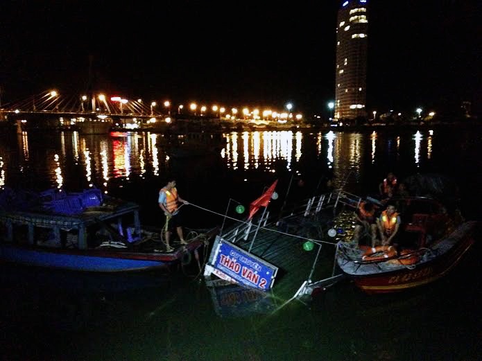 Tau du lich cho 10 hanh khach bi chim o song Han hinh anh