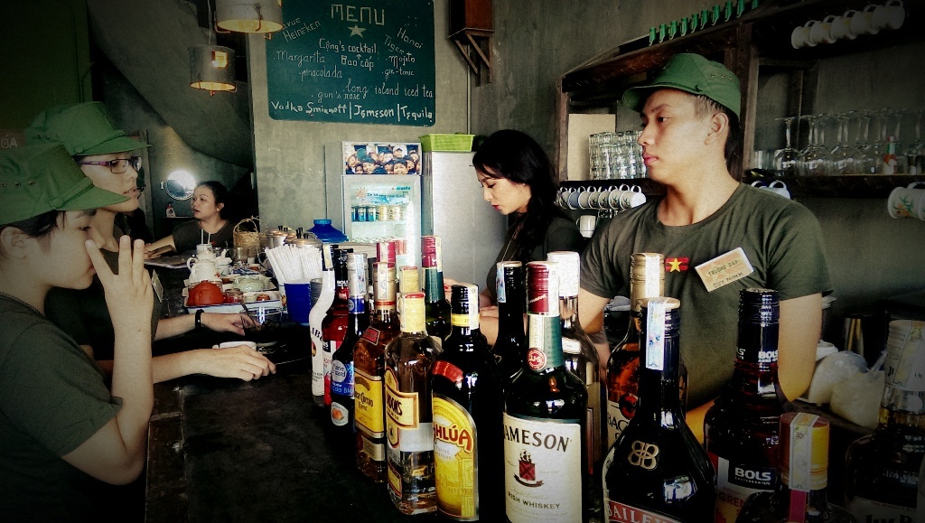 Thúy Hằng bận rộn trong quầy pha chế chuẩn bị cho buổi khai trương.Với diện tích hơn 200 m2, những người đến đây có thể thoải mái ngồi ngắm cầu Sông Hàn và cầu Rồng về đêm.