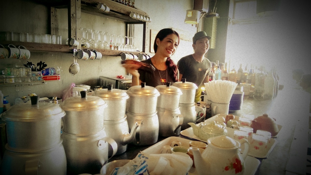 Giải thích lí do chọn Đà Nẵng là điểm đầu tư, Thúy Hằng cho biết:”Hằng đã đến Đà Nẵng nhiều lần và thấy đây là thành phố rất văn minh và lịch sự nên đã cùng bạn bè đầu tư quán tại đây