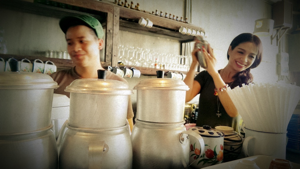 Thúy Hằng vui vẻ trò chuyện cùng bạn bè sau khi chế biến thức uống.