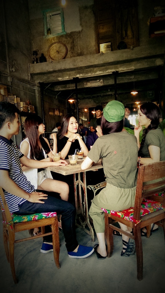 Người đẹp Trương Tùng Lan cũng xuất hiện tại lễ khai trương quán cà phê độc đáo này.