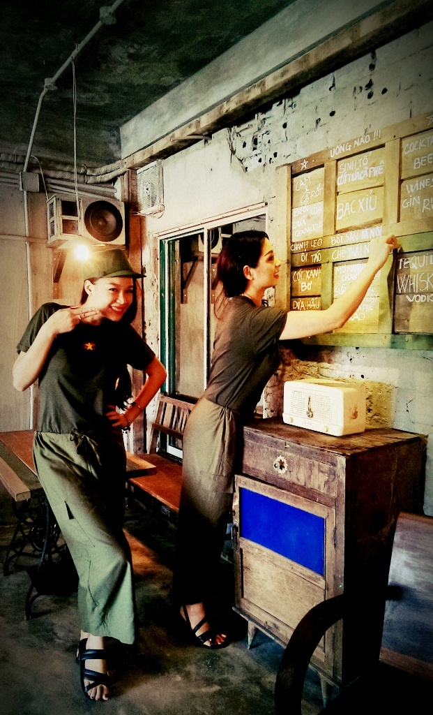 Trương Tùng Lan và Thúy Hằng vui vẻ tạo dáng xì tin.