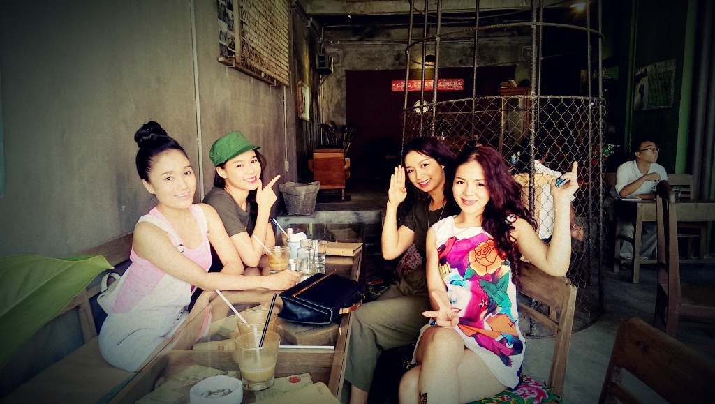 Nhiều bạn bè đến chúc mừng Thúy Hằng.