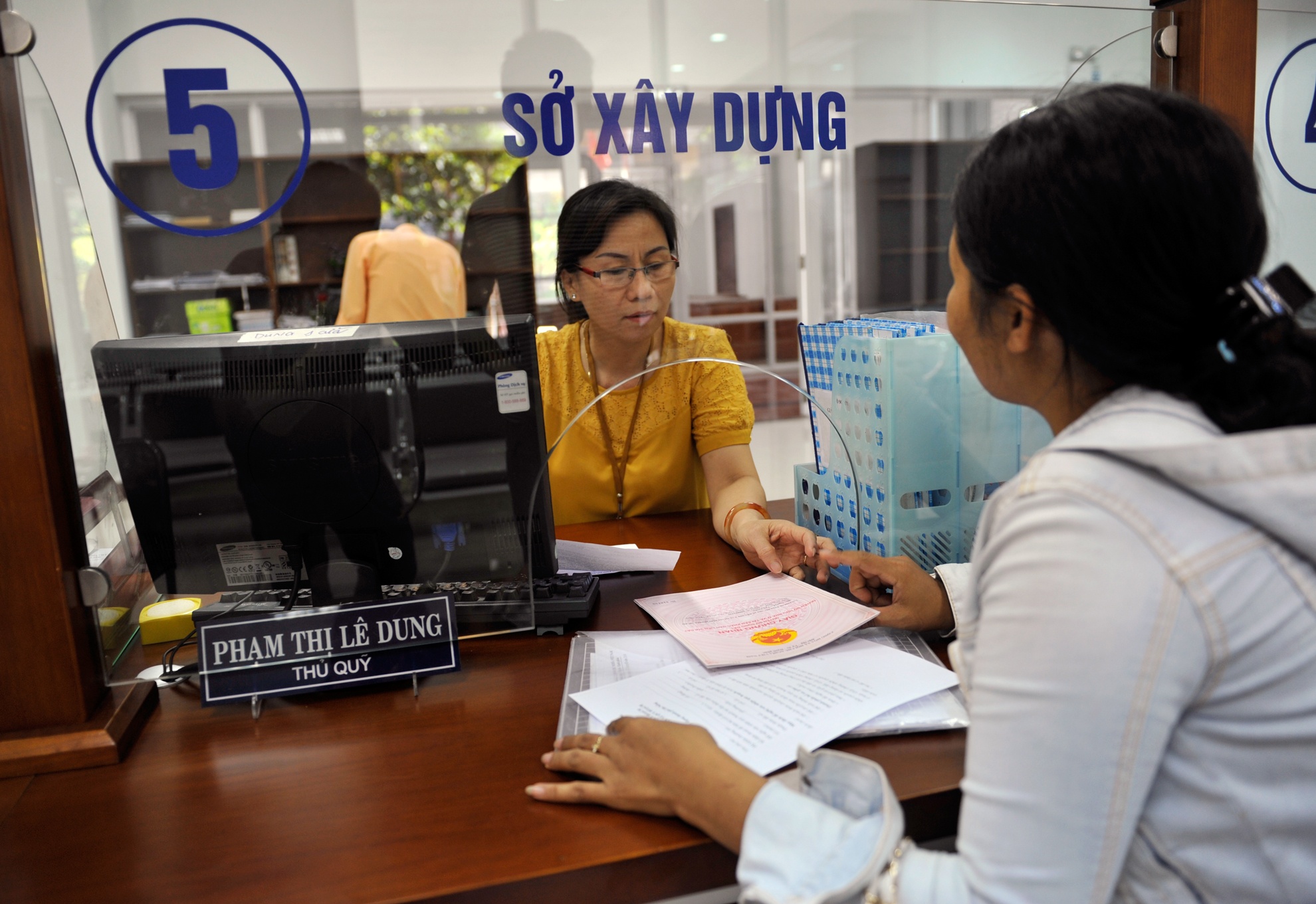 Nhieu can bo van con tham nhung vat va 'hanh' dan hinh anh