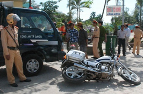 Bi ban toc do, nhan ga tong vao canh sat giao thong hinh anh