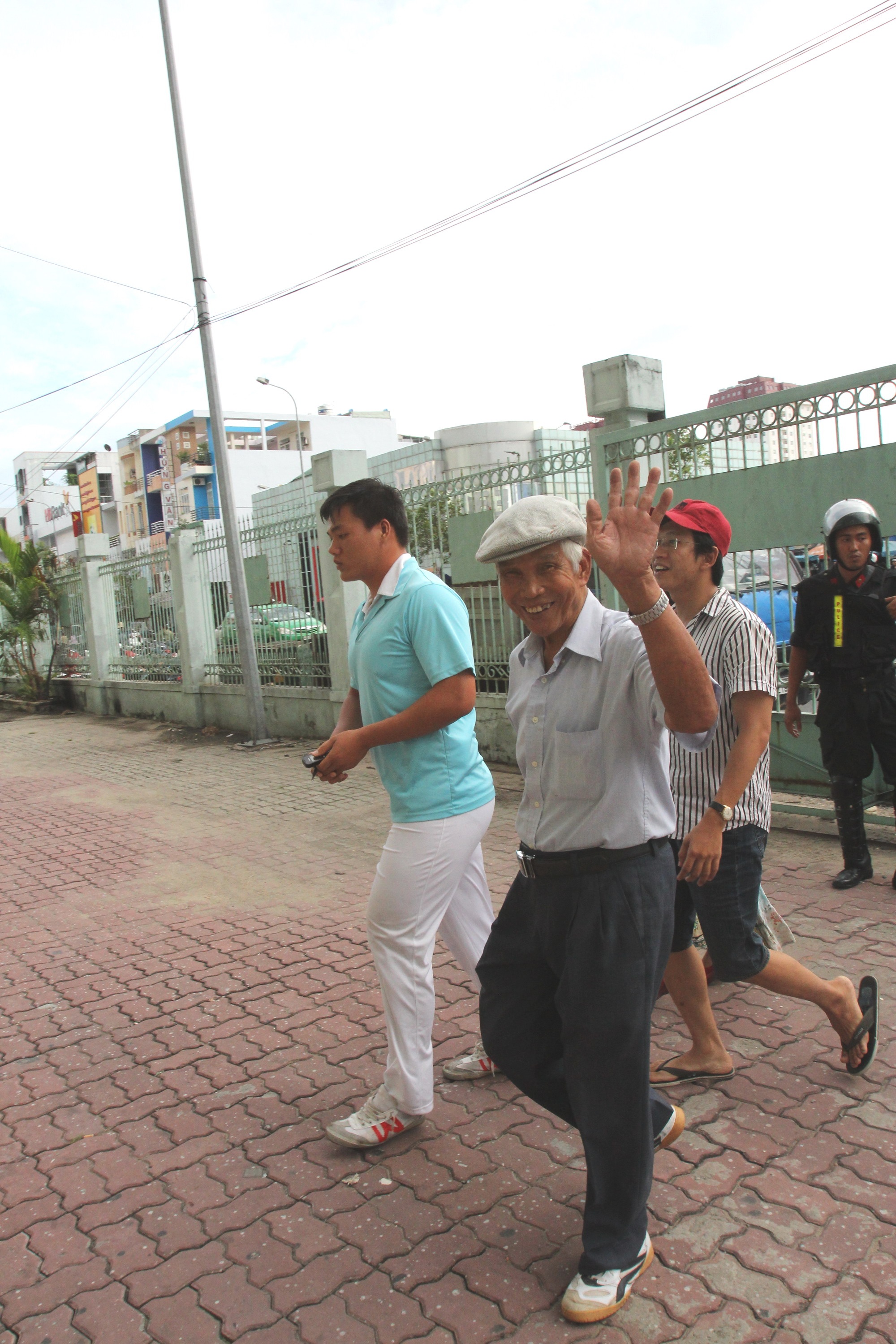 Ngay khi thông tin trên được lộ ra, hàng loạt các cơ quan báo chí và người dân đã phản ứng dữ dội vì đây là một trong ít sân vận động nổi tiếng nhất Việt Nam từng gắn bó với khán giả nồng nhiệt và đội bóng Quảng Nam – Đà Nẵng vô địch vào những năm 1990.