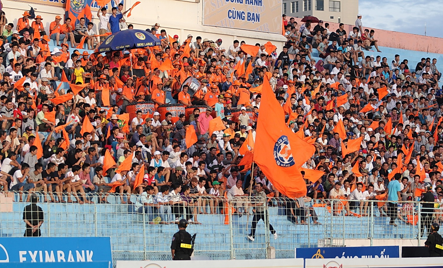 Nguoi dan Da Nang den san Chi Lang truoc ngay 'khai tu' hinh anh