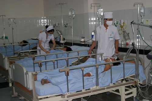 Bon nguoi cap cuu vi an phai ca noc hinh anh