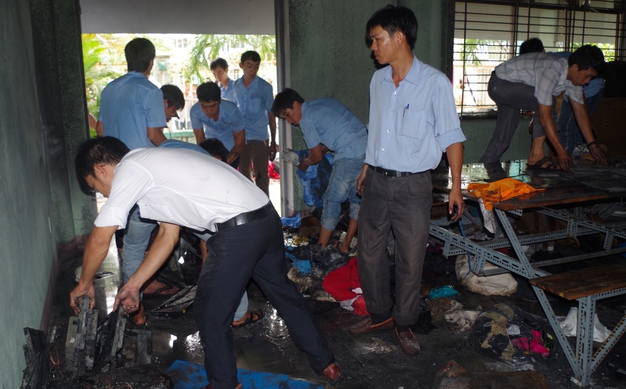 Chay truong hoc, hang tram sinh vien hoang loan hinh anh