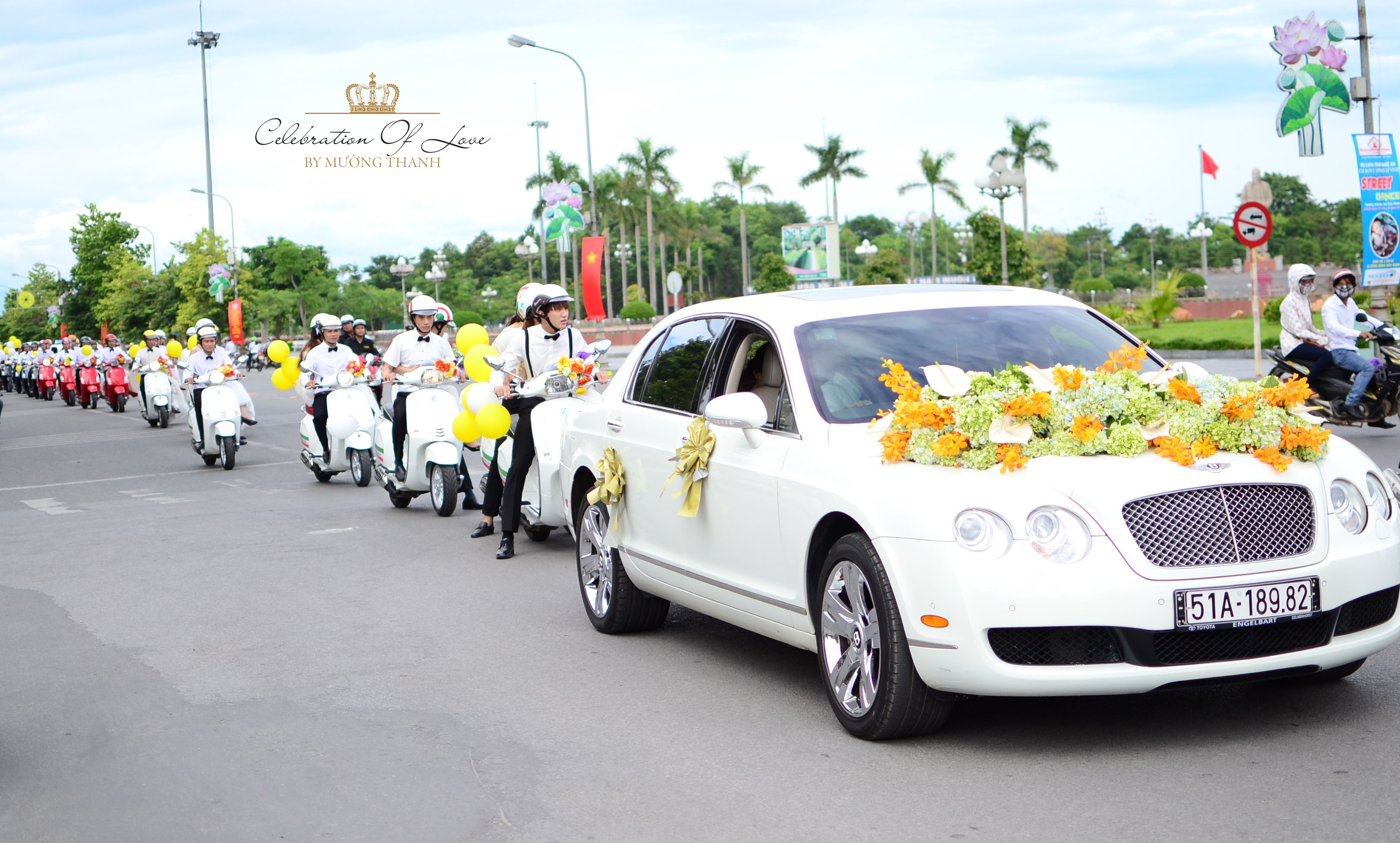 Đoàn diễu hành được dẫn đầu bởi siêu xe Bentley của khách sạn Mường Thanh Sông Lam.