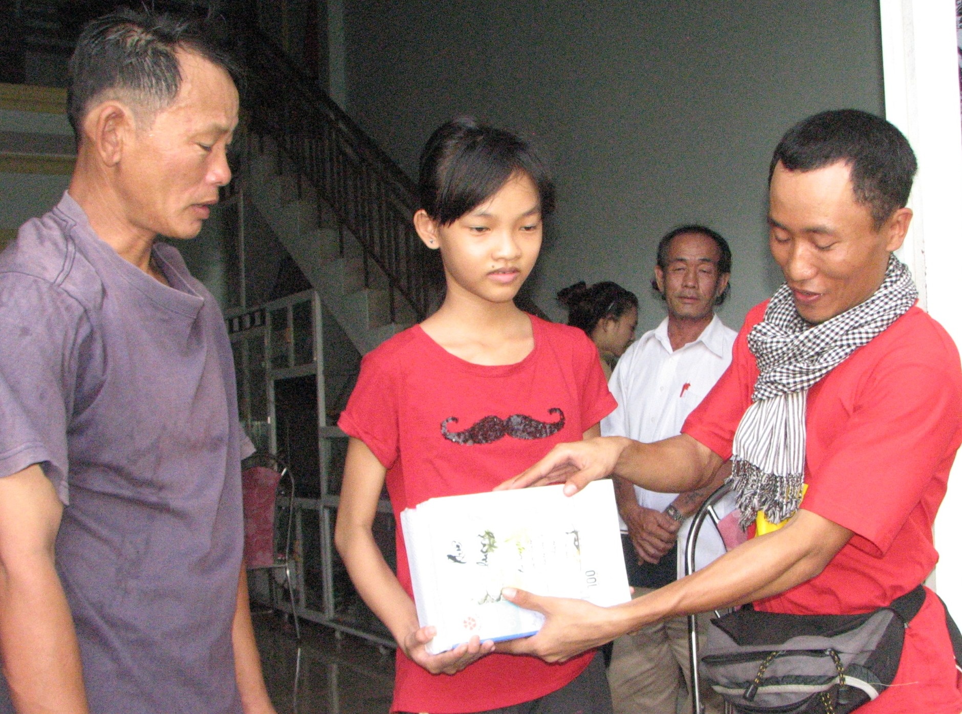 Giang vien 8X di bo tu Ha Noi vao Da Nang lam tu thien hinh anh