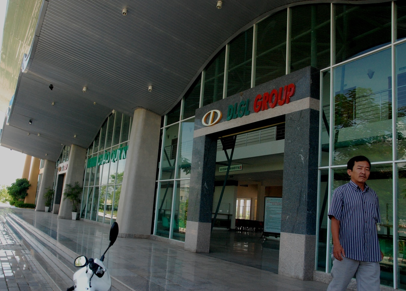 Tuy nhiên, từ khi chính thức đưa vào hoạt động đến nay, doanh nghiệp đầu tư xây dựng Bến xe phía Nam Đà Nẵng gặp phải những khó khăn về cơ chế và trách nhiệm của các cơ quan chức năng, như chưa giải quyết dứt điểm công tác đền bù giải tỏa các hộ dân phía trước bến xe (34 hộ dân dọc QL1A trước bến xe) để tạo sự thông thoáng mặt tiền, quảng bá hình ảnh, thương hiệu của bến xe, cũng như hành lang đảm bảo ATGT cho người và phương tiện tham gia giao thông khi ra vào bến, chưa phân định tuyến xe phía Bắc và phía Nam Tp. Đà Nẵng theo đúng quy hoạch... 