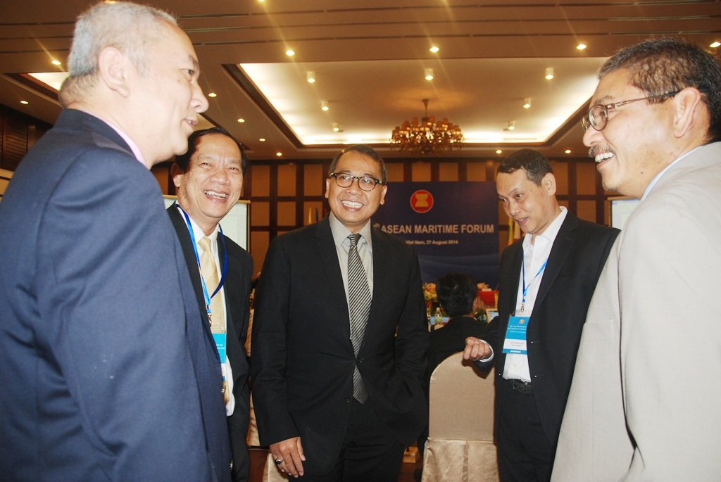 Các đại biểu trao đổi bên lề diễn đàn.