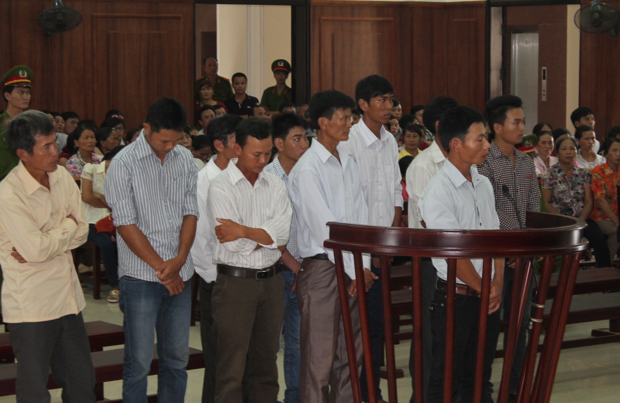 Các bị cáo nghe Tòa tuyên án.