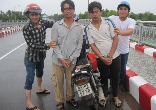 'Hiep si' Binh Duong bat 2 ten trom xe may hinh anh